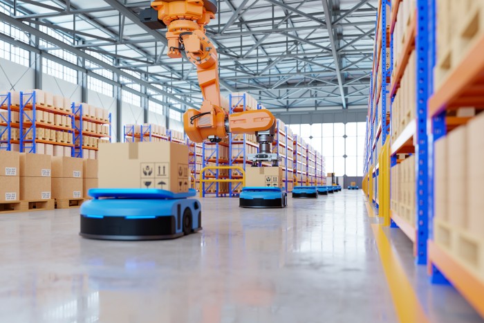 roboty transportujące towar na linii produkcyjnej
